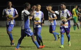 Los jugadores del Victoria recibieron un mes de salario y viajaron a Tegucigalpa para enfrentar al Olimpia. La dirigencia lechera les adeuda todavía dos meses. Foto Javier Rosales
