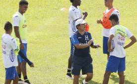 Jorge Luis Pinto dirigiendo un entrenamiento con la Sub23 de Honduras. Foto Diez.