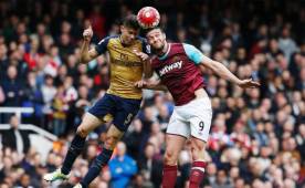 El defensa brasileño del Arsenal Gabriel lucha por la pelota con el goleador del partido, Andy Carroll. Foto AFP