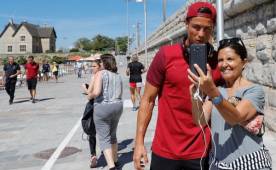 Esta aficionada se tomó una foto con Cristiano tras salir del entrenamiento.