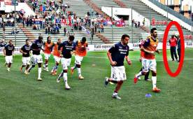 En esta imagen se observa al hondureño observando que el entrenamiento de sus dirigidos estuviera en orden. Foto Cagliari