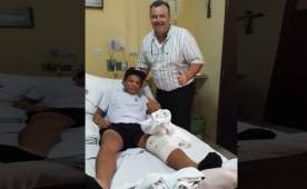 Momento cuando Meza salía de la cirugía con el doctor Benítez quien lo operó ayer en San Pedro Sula. Foto Cortesía