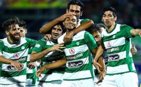 Jerry Bengston celebrando un tanto con su ex equipo el Zob Ahan de Irán.