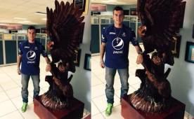 Ricardo Rosales posando con su nueva camiseta; procede del Godoy Cruz de Argentina.