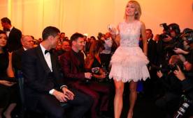 Stephanie Roche llegó a la gala con un vestido blanco y acaparó las mirada de todos. Foto Twitter