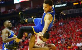 La aparatosa caída de Stephen Curry en el juego de este lunes contra los Rockets.