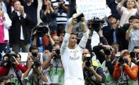 Momento que Cristiano Ronaldo alza su premio y la afición del Bernabéu le aplaude. Foto Agencia EFE.