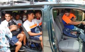 ¡Nos vamos! Antes de salir de viaje, el profesor Bu se asesora que todos vayan cómodos en el autobús. Fotos Neptalí Romero.