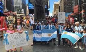 Muchos aficionados salieron a las calles de Argentina a pedirle a Messi que no se vaya de la Selección.