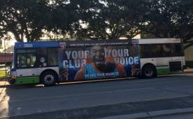 Varias unidades de transporte llevan consigo un banner con la fotografía de Wilson Palacios.