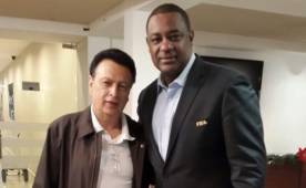 El secretario general de Fenafuth, Alfredo Hawit recibió a Jeffrey Webb. (Foto: @FenafuthOrg)