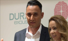 Keylor Navas y Andrea Salas en medio del evento benéfico para la fundación 'Querer'.
