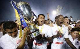 Noel Valladares sufrió en las gradas y al final gritó a todo pulmón el título número 30 del Olimpia. Foto Juan Salgado