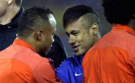 Después de la ceremonia de los himnos, los jugadores se estrecharon la mano sin ningún problema.