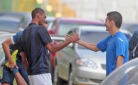 Jerry Bengtson y Johnny Leverón se saludan al llegar al entrenamiento.