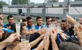 El momento en que los jugadores, entre ellos Choco Lozano, hicieron en brindis. Foto tomada de deporpress.com