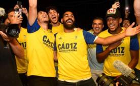 Fali, (al centro de barba) en plenos festejos del ascenso del Cádiz junto al hondureño Choco Lozano con quien habló de muchas anécdotas que se imagina.