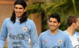 Sebastián Abreu y Luis Suárez en una concentración de la selección uruguaya de fútbol en Sudáfrica 2010.