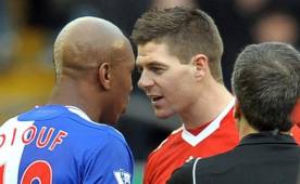 El-Hadji Diouf y Gerrard cuando ya no eran compañeros tuvieron un encontronazo.