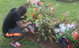 Mario Chávez derramó lágrimas en la tumba de Arnold Peralta.