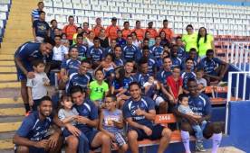 El plantel de las águilas compartió con los pequeños antes del entrenamiento.
