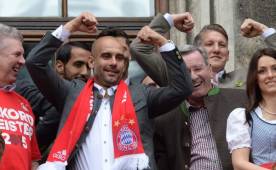 Eduardo Salvio (L) of Argentina competes with Mohammad Khairul Amri (R) of Singapore during the international friendly football match between Argentina and Singapore at the National Stadium in Singapore on June 13, 2017. / AFP PHOTO / ROSLAN RAHMAN