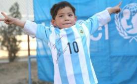Messi envía camisetas firmadas al niño afgano que creó dorsal con una bolsa.