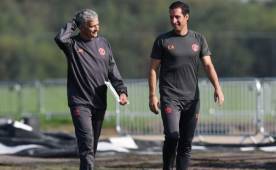 Mourinho junto al preparador de arqueros, Emilio Álvarez Blanco. Foto AFP.