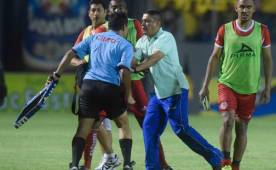 El árbitro asistente Geovani Mendoza y el preparador físico de Real Sociedad Fernando Aguilar tuvieron un altercado al final del juego en el Morazán. Foto Wendell Escoto.