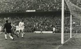 Imagen del gol convertido por José 'La Coneja' Cardona en el primer clásico disputado en el estadio Vicente Calderón.