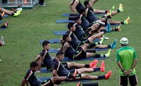 Juan Carlos Osorio dirigiendo el entrenamiento antes de encarar a El Salvador.