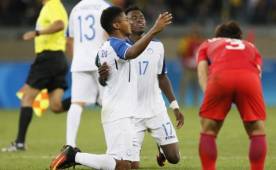 El delantero Anthony Lozano le da gracias a Dios junto a Alberth Elis, por la clasificación a semifinales de Honduras en los Juegos Olímpicos de Río de Janeiro.