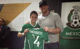 El jugador de la NFL, J.J. Watt, agradeció al 'Chicharito' por regalarle su camisa tras el juego ante Venezuela. Foto @JJWatt