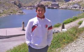 Jonathan Rubio posando con la chumpa del Sion FC de Suiza. (FOTO: Cortesía)