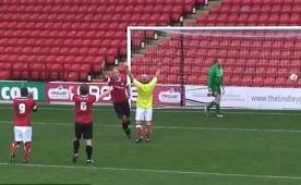 El colegiado británico Howard Webb festejando su espectacular penal.