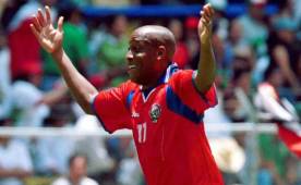 Hernán Medford celebra el popular gol que le marcó a México el 16 de junio del 2001 y que significó la primera derrota como local del 'Tri' en eliminatorias.
