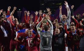 Predrag Rajkovic, capitán y portero de Serbia, se encargó de levantar el trofeo.