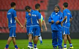 Ramón Mradiaga durante el reconocimiento de cancha del Azteca con sus pupilos. Foto cortesía Imago7.