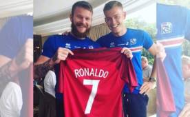 Compañeros de Gunnarsson mostraron en redes sociales la camiseta de CR7 que tiene Aron.