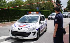 Un policía resguarda la casa del terrorista en Francia. Foto AFP.