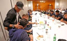 Neymar durante la visita que hizo a sus amigos en la concentración de Brasil.
