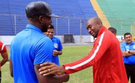 Jerry Palacios se saluda con su hermano Johnny previo al inicio del encuentro de este domingo en Tegucigalpa.
