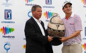 Matt Delaney, director de torneos del PGA, entregándole el trofeo al venezolano Felipe Velásquez.