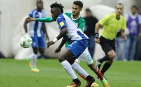 El delantero hondureño Alberth Elis intenta burlar la marca del zaguero central mexicano Diego Reyes a quien eludió en varias oportunidades. Foto Ronal Aceituno