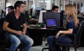 Jenny realizó una candente y divertida entrevista a Portigliatti y luego abandonaron la sala de redacción para cumplir el reto. Foto Juan Salgado