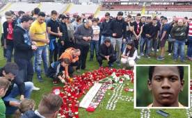 Aficionados rumanos en solidaridad con la familia del futbolista camerunés que murió. Fotos tomadas del diario click.ro.