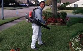 Jonathan Reyes ahora trabaja podando jardines en Estados Unidos luego de no haber tenido suerte en el fútbol, también trabaja reparando casas.