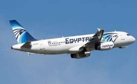 Un avión de EgyptAir, como lo muestra la imagen, se encuentra desaparecido. Fotos AFP.