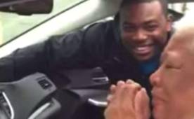 La abuela de CJ Anderson se vio sorprendida al ver el auto que le regaló su nieto.