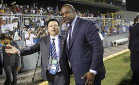 Alfredo Hawit y Jeffrey Webb durante un encuentro en el estadio Morazán, Honduras.